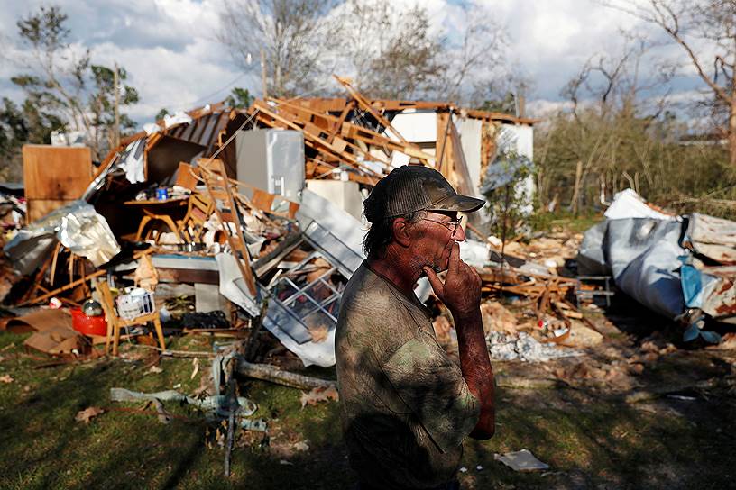 Фонтейн, штат Флорида, США. Местный житель около своего дома, разрушенного ураганом «Майкл»