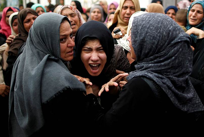 Сектор Газа, Палестина. Родственники палестинца Наджи аль-Занина, погибшего в результате израильского авиаудара, во время его похорон