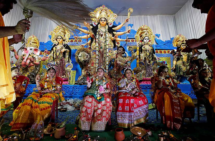 Калькутта, Индия. Девушки во время фестиваля Дурга-пуджа — индуистского праздника поклонения богине Дурге