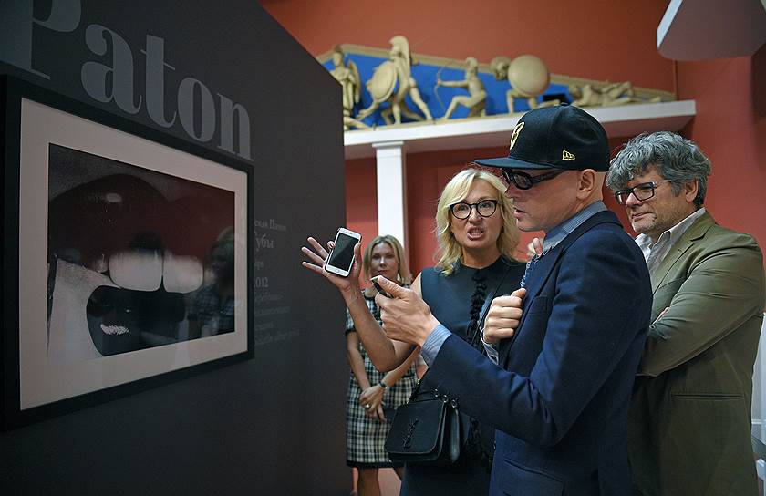 Модельер Андрей Бартенев (в центре) во время церемонии открытия фотовыставки STILL ART в Государственном музее изобразительных искусств (ГМИИ) имени Пушкина 