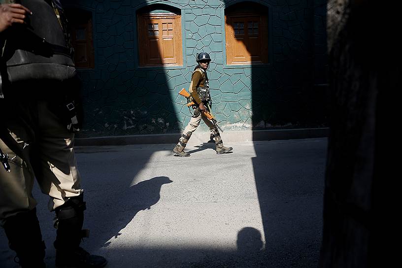 Шринагар, Индия. Солдатский патруль во время забастовки