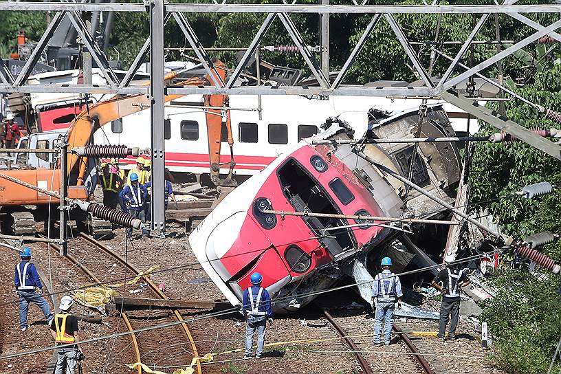 Илань, Тайвань. Спасатели работают на месте крушения поезда, в результате которого погибли более 20 человек 