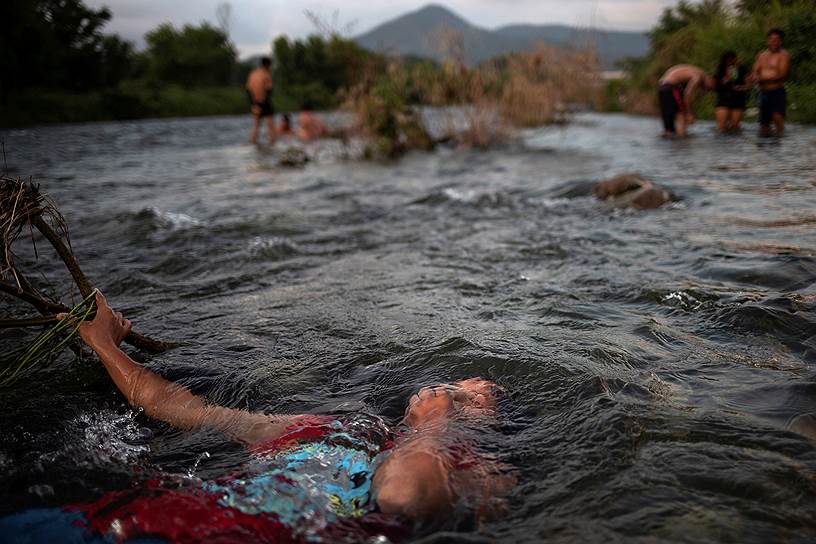 Пихихьяпан, Мексика. Беженцы из Гондураса купаются
