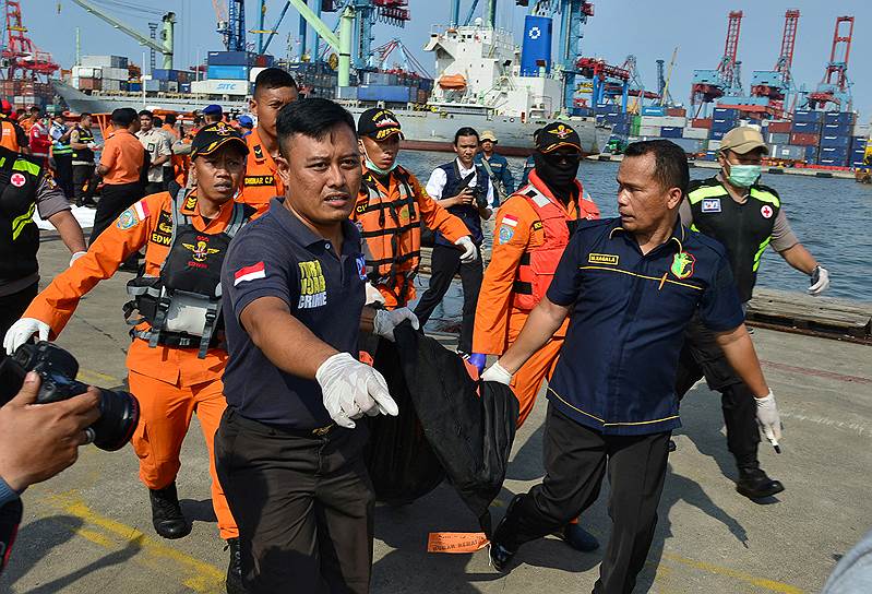 Самолет, совершавший рейс из Джакарты в провинцию страны Банка-Белитунг, пропал с радаров через 13 минут после вылета, когда находился над Яванским морем