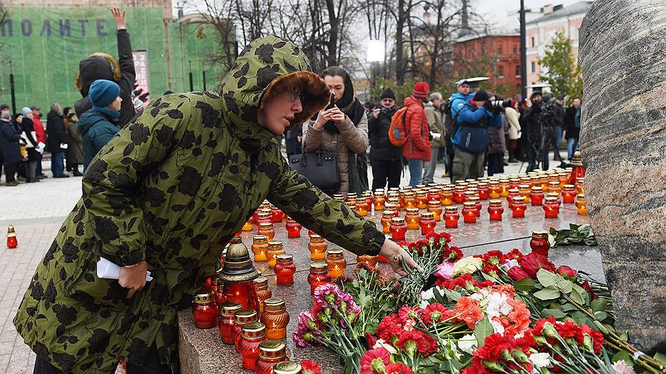 Участники акции возлагают цветы к Соловецкому камню на Лубянской площади &lt;br>
На фото: телеведущая Ксения Собчак