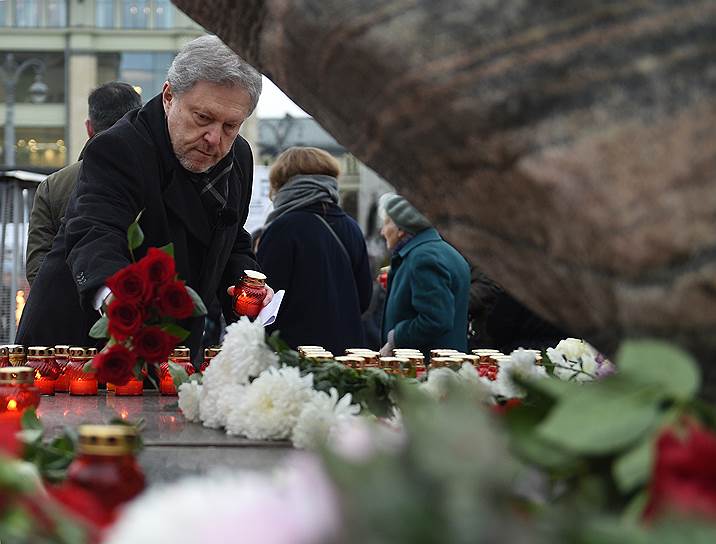 Лидер партии «Яблоко» Григорий Явлинский возлагает цветы к Соловецкому камню