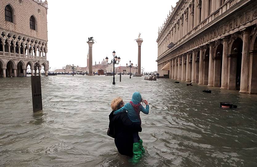 Венецианцы давно привыкли к этому природному феномену, который здесь называют «высокая вода»