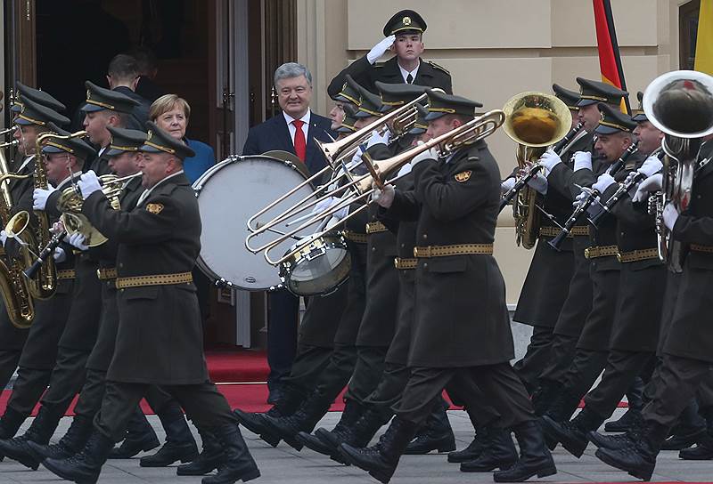 Киев, Украина. Канцлер Германии Ангела Меркель во время официального визита с президентом Украины Петром Порошенко (в центре)