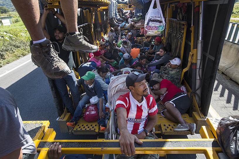 Кордова, Мексика. Группа мигрантов едет на товарном поезде по направлению к США