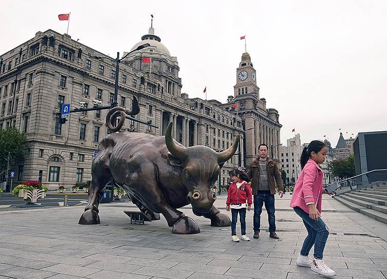 Шанхай, Китай. Скульптура «Атакующий бык» — копия находящейся в Нью-Йорке на Уолл-Стрит