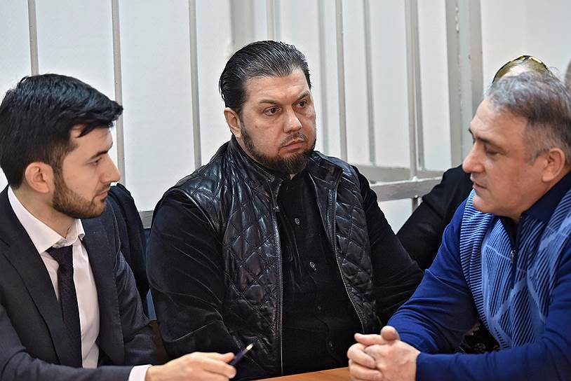 Подсудимые Лечи Болатбаев (в центре) и Саид Ахмаев (справа)