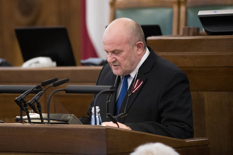 10 июля 2021 года в Латвии был лишен неприкосновенности и задержан депутат сейма Янис Адамсонс. В 2023 году за шпионаж в пользу России его приговорили к 8,5 годам лишения свободы. По данным следствия с 2015 года он более 100 раз встречался с сотрудником ФСБ РФ Геннадием Силоновым (осужден на 7,5 лет), которому передавал непубличную информацию, вознаграждение за что получал на счет дочери, живущей в России. В 2026 году апелляционный суд сократил срок Яниса Адамсонса на три месяца.  