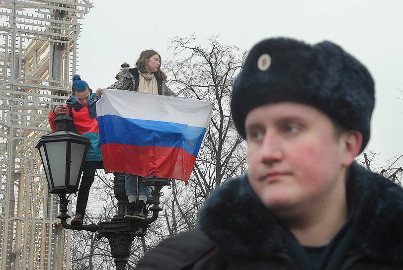 6 ноября. Госдума одобрила в первом чтении &lt;A HREF=&quot;https://www.kommersant.ru/doc/3792355&quot;>законопроект&lt;/A> о наказании за вовлечение детей в митинги. Если проект будет одобрен, нарушителям грозит ареста до 15 суток и штраф до 500 тыс. руб. 
