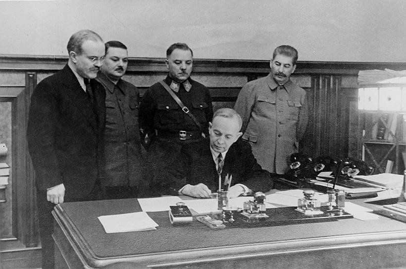 Ни в 1918-м, ни в 1939 году Отто Куусинен (на фото — за столом) не смог создать социалистическую Финляндию
