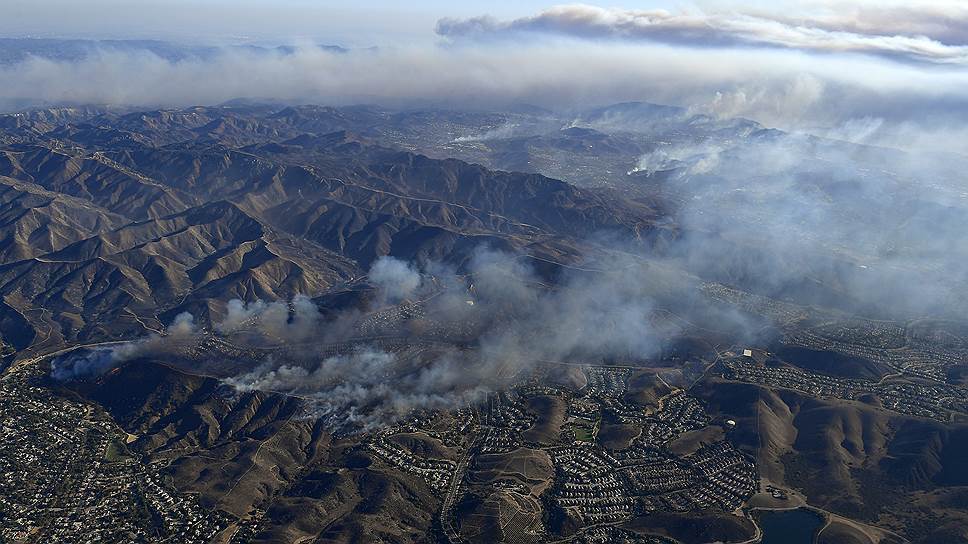 Пламя, вызванное мощными ветрами, сожгло десятки домов на склонах холмов в Южной Калифорнии