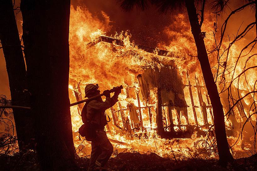 Президент США Дональд Трамп заявил, что в результате пожаров в Калифорнии имеются «катастрофические разрушения»