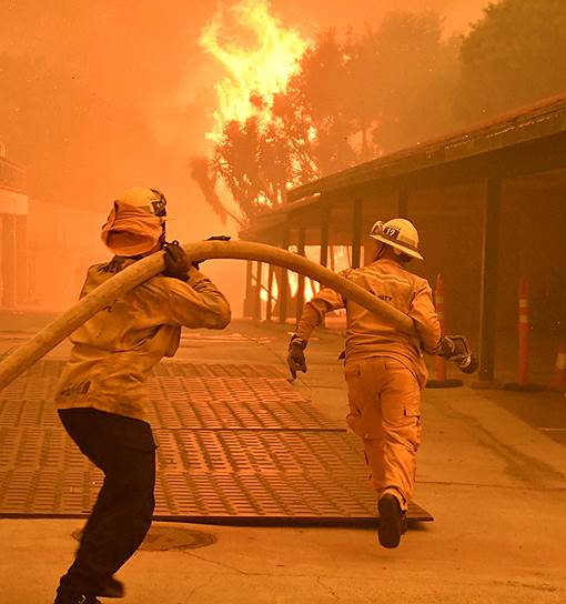 Более 400 пожарных задействованы в борьбе с пламенем