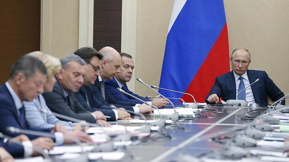Владимир Путин призвал не связывать цены на нефть с ценами на нефтепродукты внутри страны