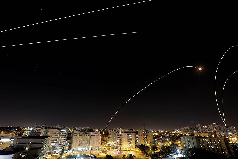 Ашкелон, Израиль. Система ПВО «Железный купол» отражает ракеты, выпущенные с территории сектора Газа
