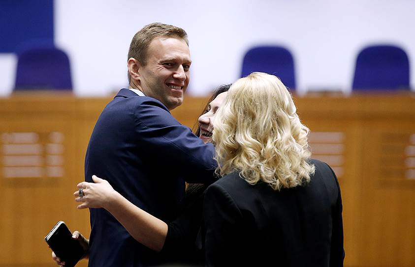 Оппозиционер Алексей Навальный со своими адвокатами после вынесения судьей решения