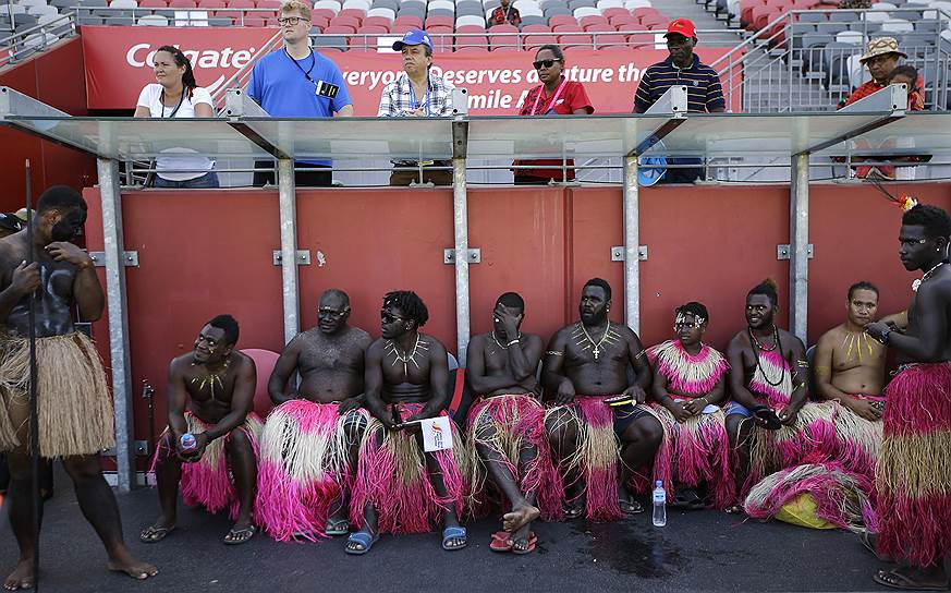 Порт-Морсби, Папуа-Новая Гвинея. Танцоры в национальных костюмах отдыхают после выступления в рамках саммита Азиатско-Тихоокеанского сотрудничества