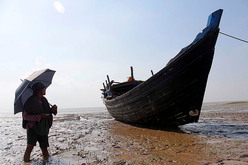 Янгон, Мьянма. Пришвартованная лодка, которую использовали беженцы рохинджа