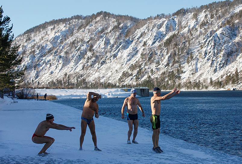 Дивногорск, Россия. «Моржи» перед купанием в реке Енисей при температуре минус 11 градусов