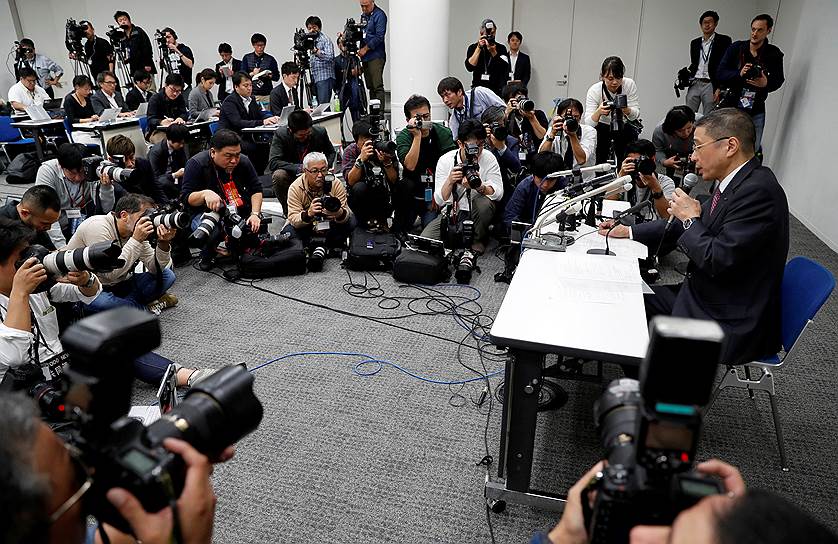 Президент Nissan Хирото Саикава во время пресс-конференции, на которой он сообщил об аресте Карлоса Гона