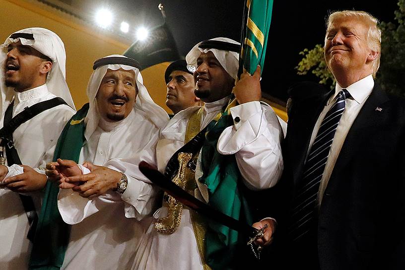 Король Саудовской Аравии Салман бен Абдель Азиз Аль Сауд (второй слева) и президент США Дональд Трамп во время первого визита президента США в Эр-Рияд 20 мая 2017 года