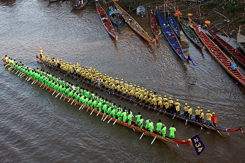 Пномпень, Камбоджа. Участники ежегодного водного фестиваля на озере Тонлесап
