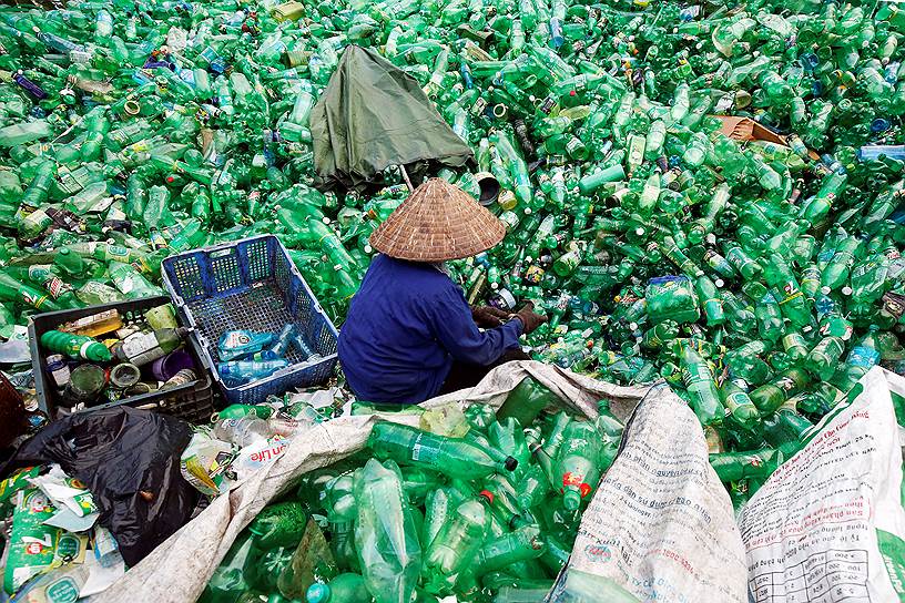 Ханой, Вьетнам. Жительница деревни сортирует бутылки, которые отправятся на переработку 
