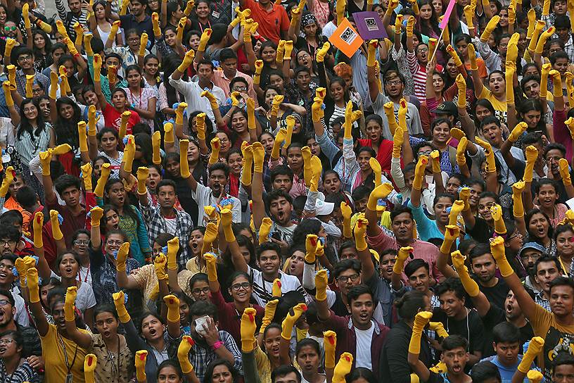 Мумбай, Индия. Местные жители пытаются установить рекорд по самому большому числу людей, надевших носки на руки 