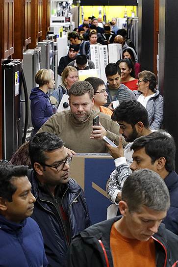 Канзас, США. Люди ждут своей очереди для оплаты покупок в магазине Best Buy