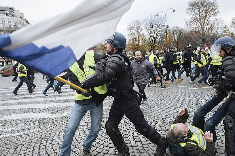 Крупные акции протеста также проходили 24 ноября - тогда протестующие также призывали к отставке президента Франции Эмманюэля Макрона. В попытке сдержать национальные протесты в Париж были стянуты полиция и жандармерия из пригородов