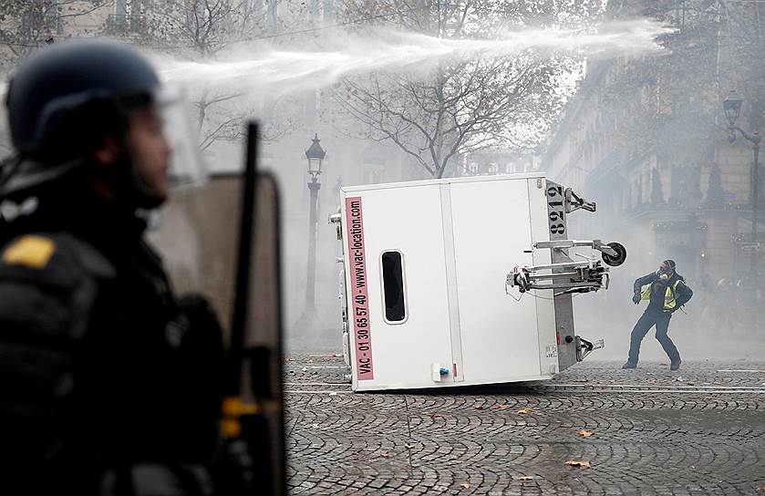 Полиция Парижа применила слезоточивый газ против участников демонстрации на Елисейских полях, приблизившихся к закрытой для протестов зоне на площади Согласия. Протестующие жгли баррикады