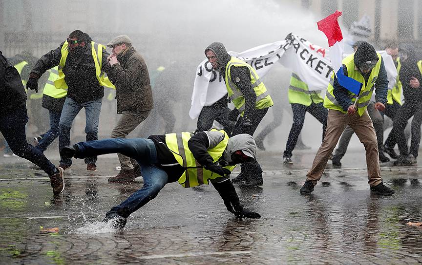 Полиция разгоняла демонстрантов с помощью водометов