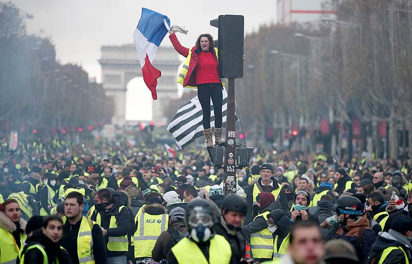 Многие районы Парижа, ставшие местом демонстрации неделю назад, были запрещены для проведения протестов, но это не остановило «желтых жилетов». Отказавшись от Марсова поля, они с утра 24 ноября захватили большую часть Елисейских полей