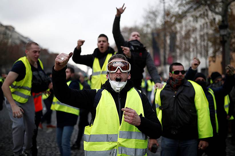 23 ноября во французском городе Анже одетый в желтый жилет мужчина требовал встречи с президентом Франции, угрожая взорвать себя взрывчаткой. В тот же день на юге страны в городе Ним было совершено нападение на дом главы МВД Франции Кристофа Кастанера