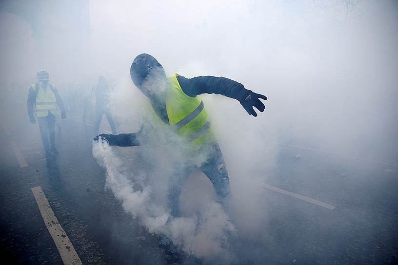 На акции протеста 1 декабря, по словам главы парижской полиции Мишеля Дельпюэша, в Париже активисты подожгли шесть зданий и более 100 автомобилей