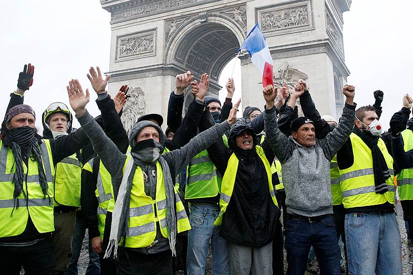 В ходе беспорядков, охвативших Париж 1 декабря, были задержаны 412 человек, более 130 человек были ранены, включая более 20 сотрудников правоохранительных органов 