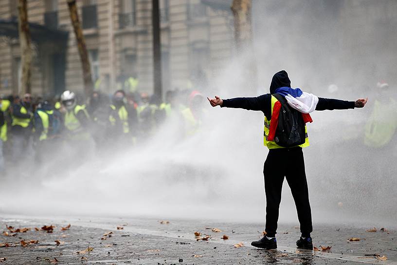 3 декабря около 140 человек, задержанных в Париже в ходе акций протеста против роста цен на бензин, предстали перед судом. Арест еще 111 человек был продлен, а в отношении 81 участника протестов судебные разбирательства были прекращены