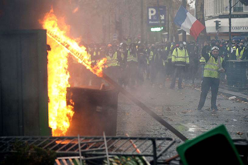 В Париже акция протестов переросла в беспорядки - протестующие разбивали витрины магазинов, закидывали полицейских камнями, дымовыми шашками и бутылками с зажигательной смесью