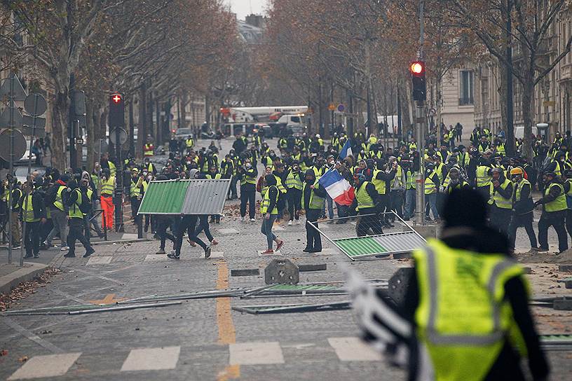 Президент Франции Эмманюэль Макрон заявил, что беспорядки в Париже не имеют ничего общего с мирным протестом, пообещав, что виновные будут привлечены к суду