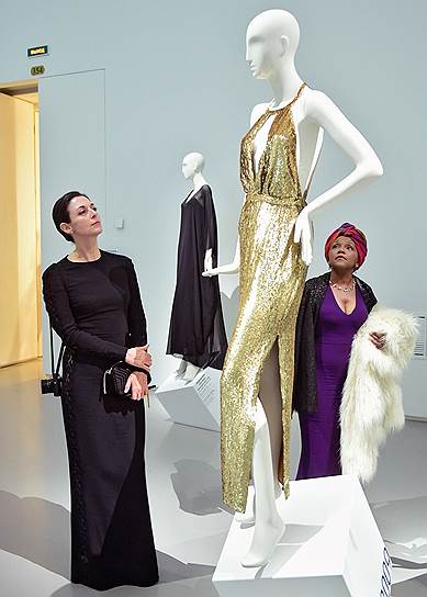 Фотограф Мэри Маккартни (слева) на вернисаже выставки «Тонкие материи. Мода 1988 – 2018» в Главном штабе Государственного Эрмитажа