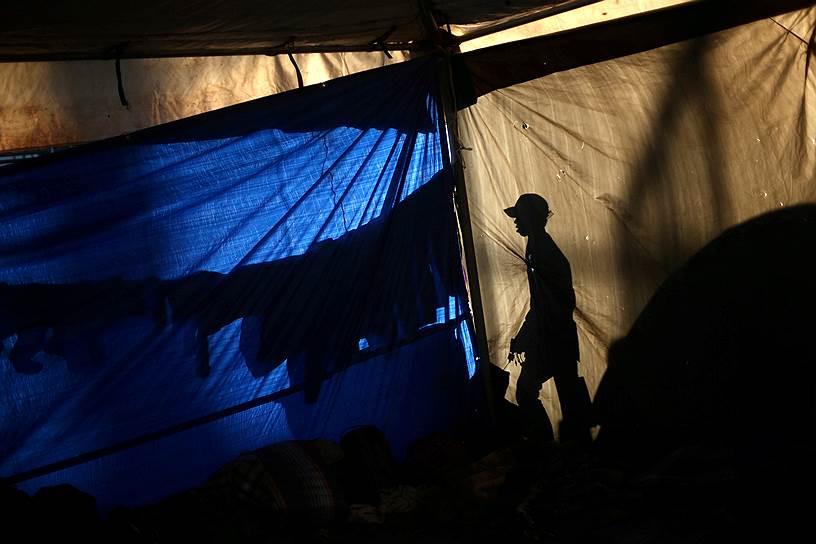 Тихуана, Мексика. Мигрант в лагере временного размещения 
