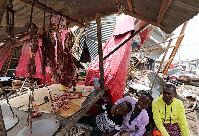 Могадишо, Сомали. Мясник торгует мясом на рынке, который недавно был взорван 
