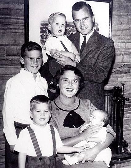 6 января 1945 года, через неделю после возвращения с Тихого океана, Джордж Буш женился  на Барбаре Пирс.  Они прожили в браке 73 года, родив 6 детей.
