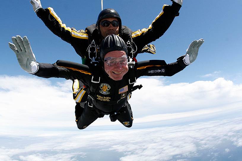 Свой 85-летний юбилей Джордж Буш отметил прыгнув с парашютом. 