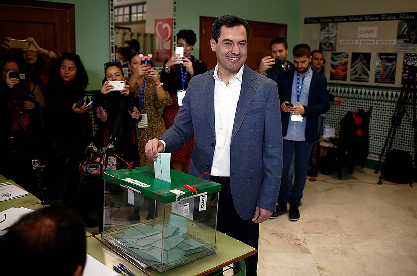 Лидер Народной партии Андалусии Хуан Мануэль Морено Бонилья кидает бюллетень в урну для голосования