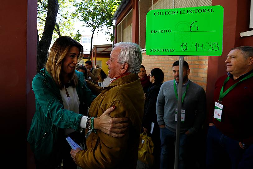 Председатель правительства Андалусии Сусана Диас обнимает избирателя